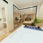 Luxury With Hot Tub - The Nest דירה *