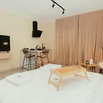 Luxury With Hot Tub - The Nest דירה טיראנה