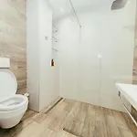 Luxury With Hot Tub - The Nest דירה טיראנה