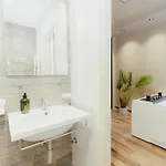 Luxury With Hot Tub - The Nest דירה טיראנה