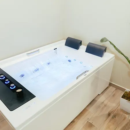 דירה Luxury With Hot Tub - The Nest *