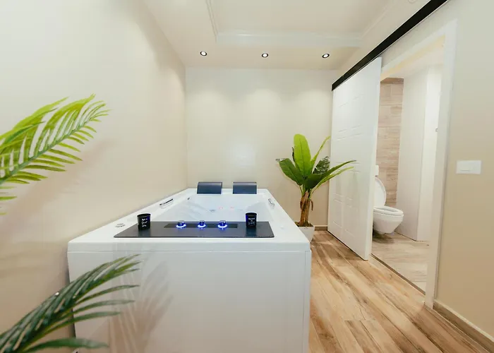 Luxury With Hot Tub - The Nest 地拉那