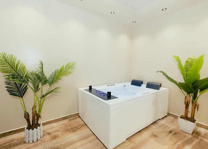 Luxury With Hot Tub - The Nest 地拉那
